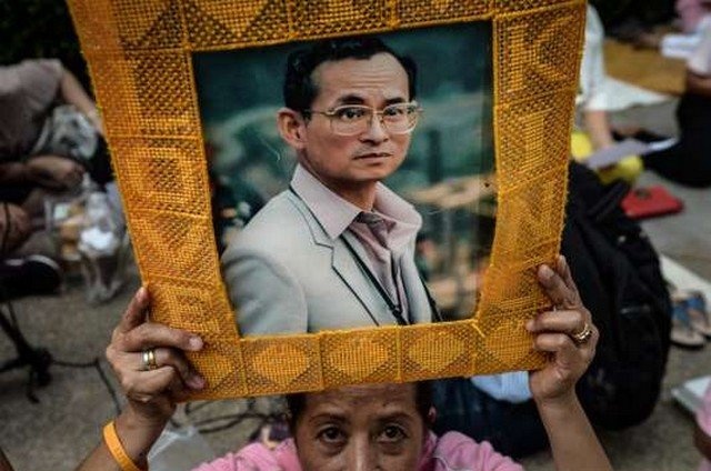 Défunt roi de Thaïlande : des funérailles qui chamboulent tout