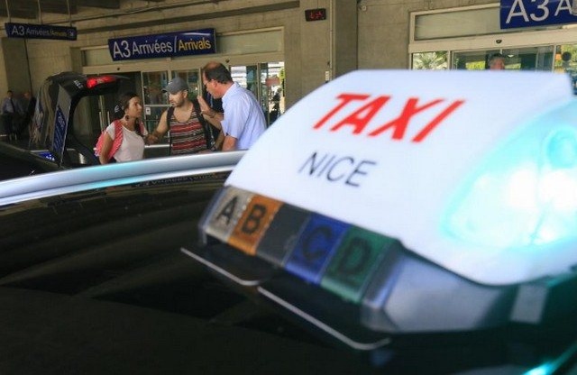 Aéroport de Nice : des taxis en guerre contre le tramway