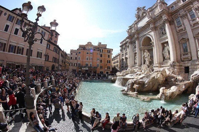 A Rome, la fontaine de Trévi boit le bouillon