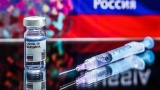 Le vaccin russe : futur sauveur du tourisme en Europe ?
