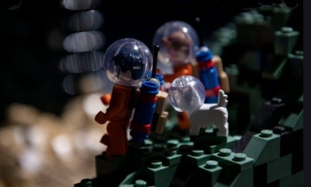 Vers la Lune, Lego voit grand