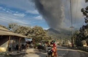 Un volcan indonésien à nouveau en éruption fait neuf morts